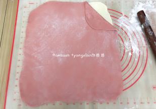 然后把两片面皮叠在一起