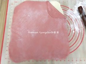 然后把两片面皮叠在一起