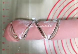 卷好之后如图这样用刀切成三角形