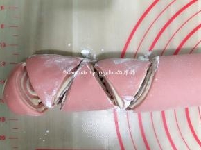 卷好之后如图这样用刀切成三角形