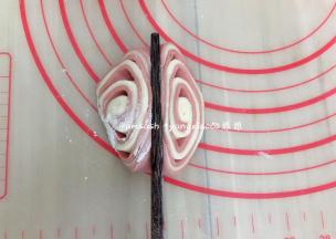 取一份切好的，三角尖朝上，用筷子在中间的位置按压一下，依次把所有的都做好