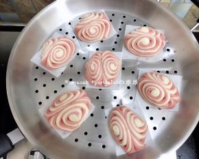 蒸锅接上水，做好的蝴蝶馒头依次码在蒸格上，盖上盖子发酵至1.5倍大