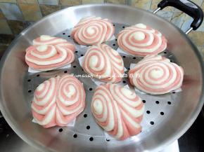 发酵好直接开中火蒸8分钟，蒸好后不要马上开盖子，焖3分钟后将盖子打开一条缝，慢慢放气，待蒸汽放得差不多了才完全开盖。以防蒸好后的包子遇到冷空气造成回缩问题