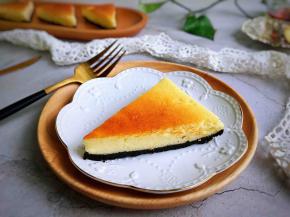 蛋糕店几十元一块的朗姆重乳酪蛋糕，在家可以做一大盘，朗姆酒的香气很浓郁，乳酪的奶香混合着淡淡的香草，只是闻到就已经陶醉了，快来试试吧！