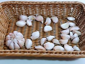 将蒜头掰成一瓣一瓣的。