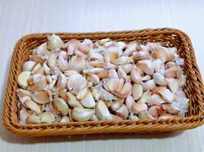 依次将大蒜掰完。没有用这么多，量可以根据需求增减。