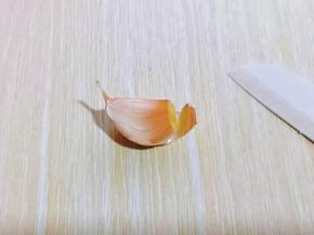将蒜瓣的根部切掉，依次做完。