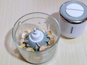 将蒜瓣放入绞肉机中。(换上剥蒜器)