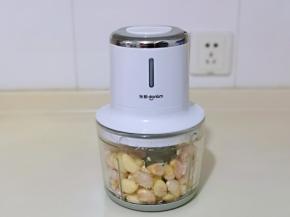 按下启动按钮，很快就把蒜皮去掉。