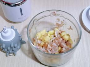 看，蒜皮与蒜瓣分离开来啦！将蒜皮取出。