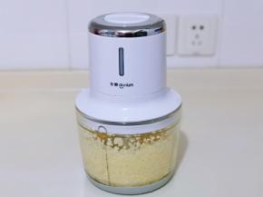 启动再把大蒜打碎。