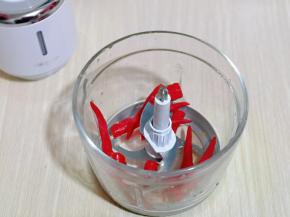 辣椒洗干净，去根，放入绞肉机中。