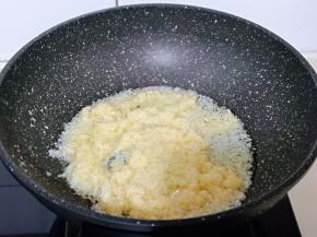 待油温7成热时，加入蒜蓉小火翻炒，炒出蒜香味。