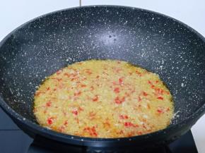 继续保持小火翻炒3分钟即可关火。