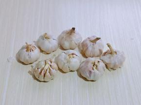 首先大蒜要选用无烂无坏的。