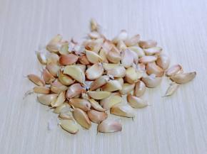 依次掰好的大蒜瓣。