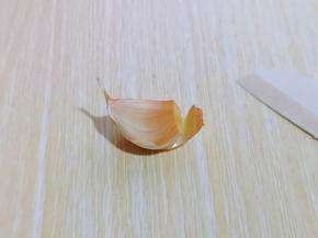 用小刀将蒜瓣的根部切掉一点。