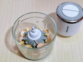 放入绞肉机中。