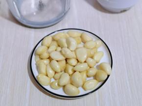 将去皮的蒜瓣练出来。