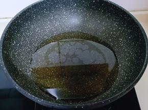 起油锅，将油中小火烧至6成热左右。