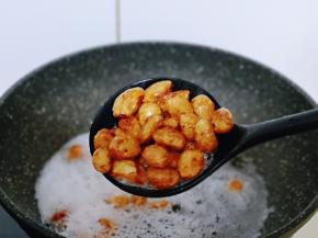 炸至金黄捞出。