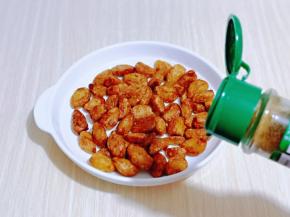 孜然粉，快速翻拌均匀。