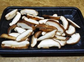 鲜菇洗干净切条