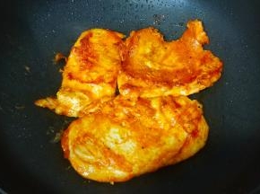 将腌好鸡扒，放入锅里煎熟