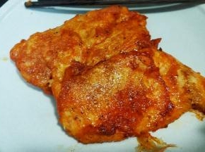 将煎好的鸡扒盛出晾凉