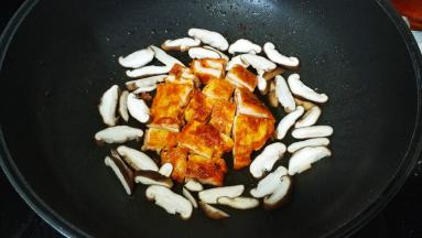将鲜菇条围在鸡扒边上