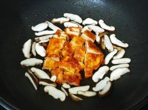 将鲜菇条围在鸡扒边上