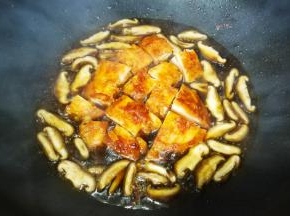 水小半碗、蜂蜜，开小火煮开