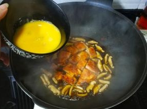 将打散的蛋液均匀倒入