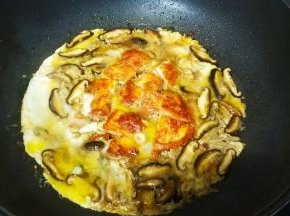 煮至鸡蛋慢慢半凝固（图中状态）