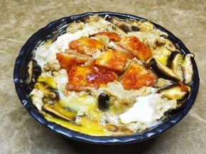 盖上熟米饭上，可撒上芝麻或紫菜醉再打上一只蛋黄在中间（买不到好品质的蛋，所以没打入）