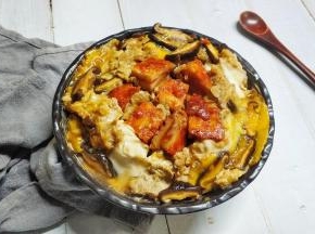 香喷喷的烧鸡扒盖浇饭就完成了，一碗大满足