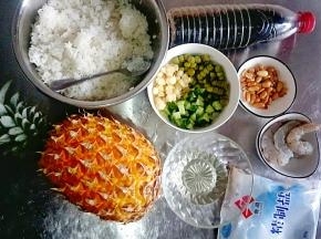 准备食材，菠萝洗净，黄瓜洗净切丁，虾去虾线洗净剥出虾仁。