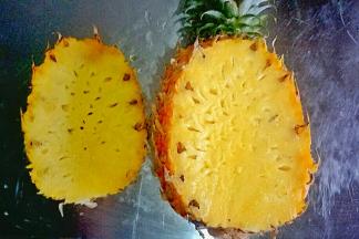 菠萝从三分之一处切开，如图