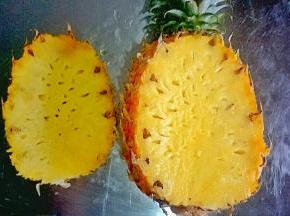 菠萝从三分之一处切开，如图