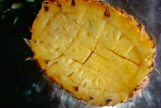 把菠萝肉切小块后用勺子挖出放入淡盐水中浸泡