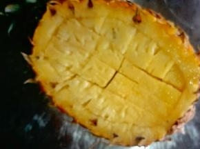 把菠萝肉切小块后用勺子挖出放入淡盐水中浸泡