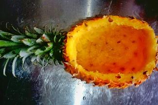 挖成一个菠萝碗