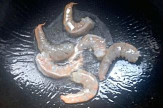 锅中倒油，开小火，油温七成热放入虾仁炒熟后加入生抽