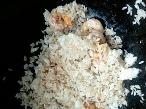 加入米饭开中火翻炒均匀