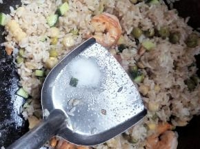 加入盐炒均匀后关火