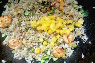 最后把100克菠萝肉切小块放入翻炒均匀即可