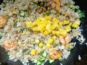 最后把100克菠萝肉切小块放入翻炒均匀即可