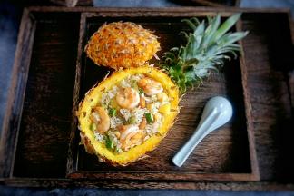 盛入菠萝碗中就可以享用啦