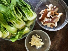 油菜摘去老的叶子，冲洗干净，然后对半切开，香菇也洗干净切成片，蒜头剥皮后剁碎备用；取一个干净的碗，放入适量耗油和淀粉，再加适量水化开。