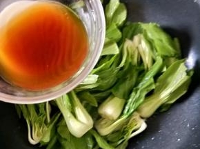 热锅凉油，下一半蒜蓉，煸炒出香味后加入油菜，大火快速翻炒片刻，然后倒入一半调好的汁。